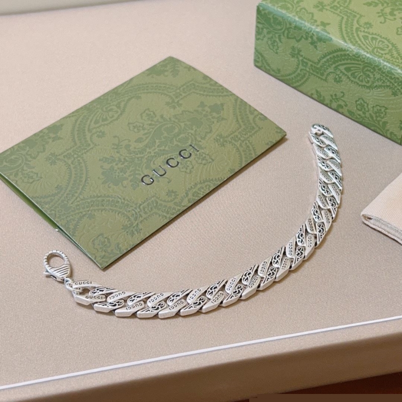 G*u*i bracelets